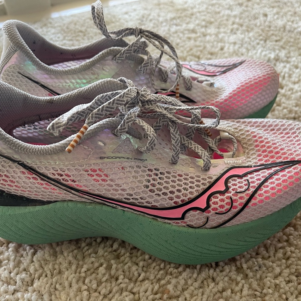 Endorphins Saucony Pink and Gray Athletic Running shoes - Picture 2 of 7